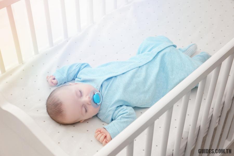 Bébé dort sur le ventre : inconvénients et avantages