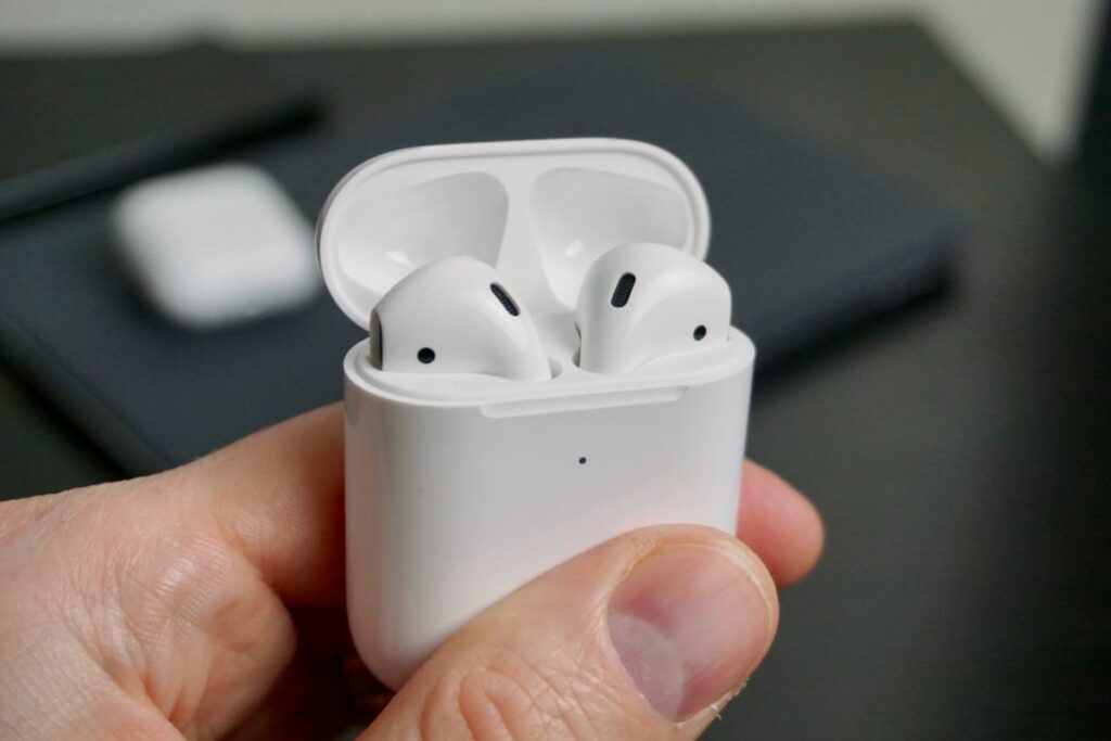 comment charger le boitier airpods