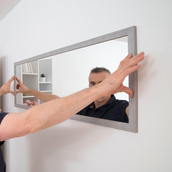 Comment accrocher un miroir lourd sans percer ?