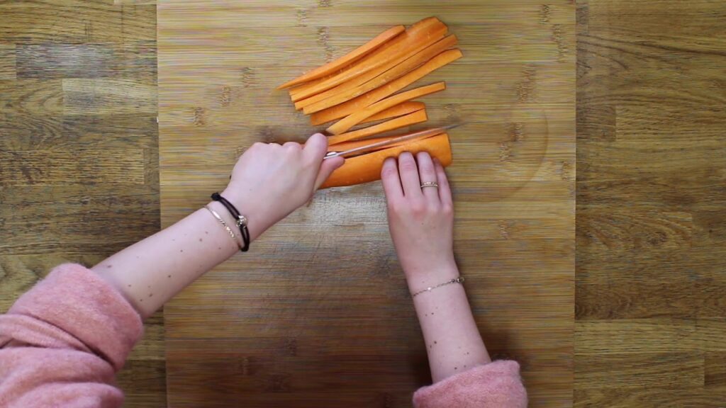 Comment couper les carottes en bâtonnets ?
