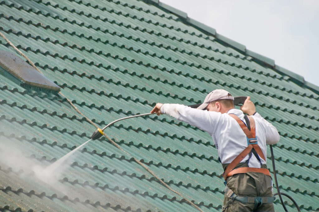 Comment Demousser un toit sans produit chimique ?
