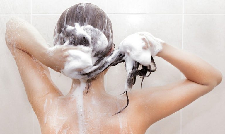 Comment se baigner sans se mouiller les cheveux ?