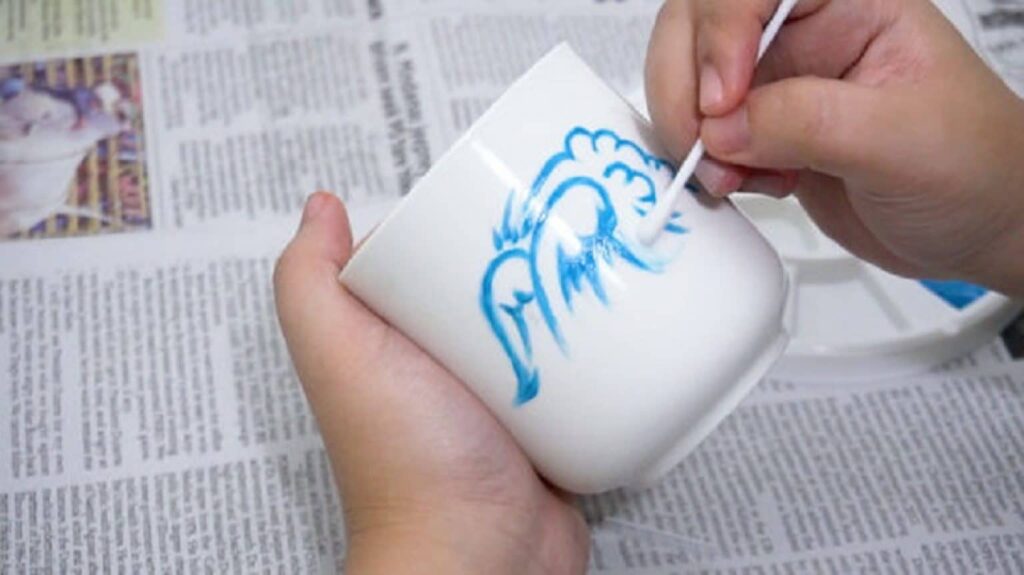 Comment faire tenir de la peinture sur une tasse ?