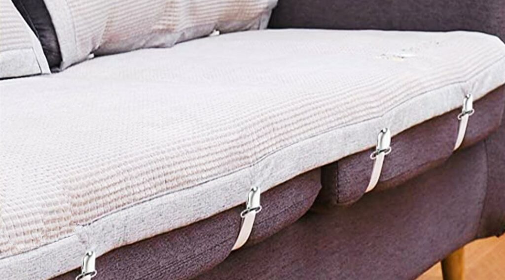 Comment faire tenir des coussins sur un canapé en cuir ?
