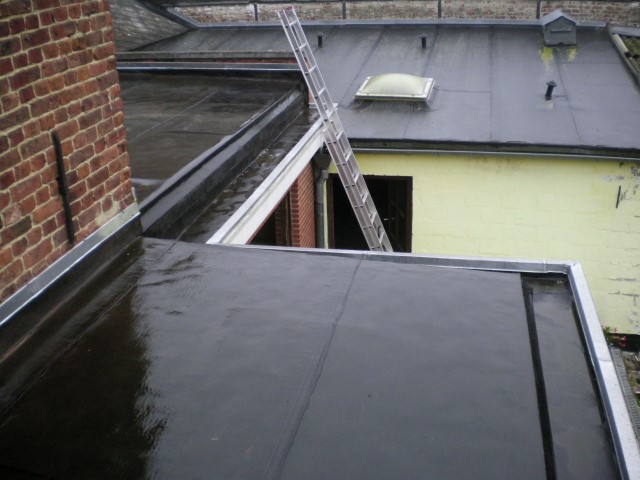 Comment trouver une fuite sur un toit plat ?